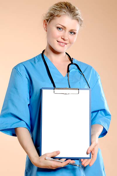 медсестра с письменной доской в руках